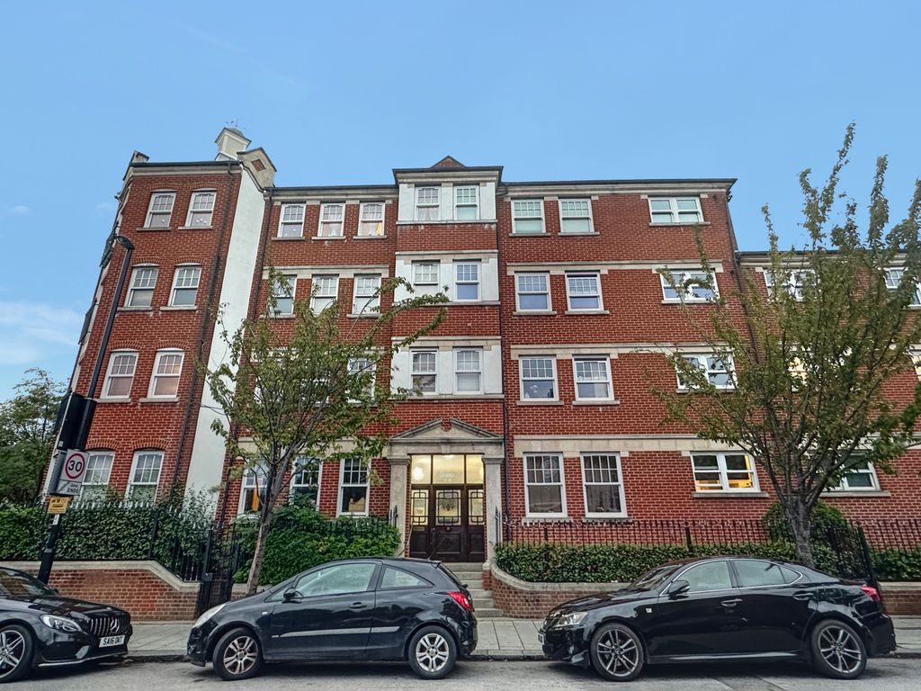 2 bed flat for sale in Cavendish Court, London SE6, £405,000