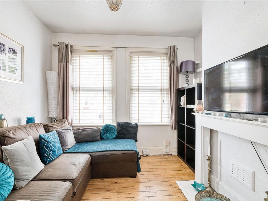 2 bed flat for sale in Kettlebaston Road, London E10, £399,999