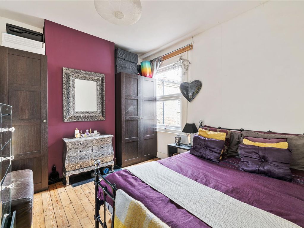 2 bed flat for sale in Kettlebaston Road, London E10, £399,999
