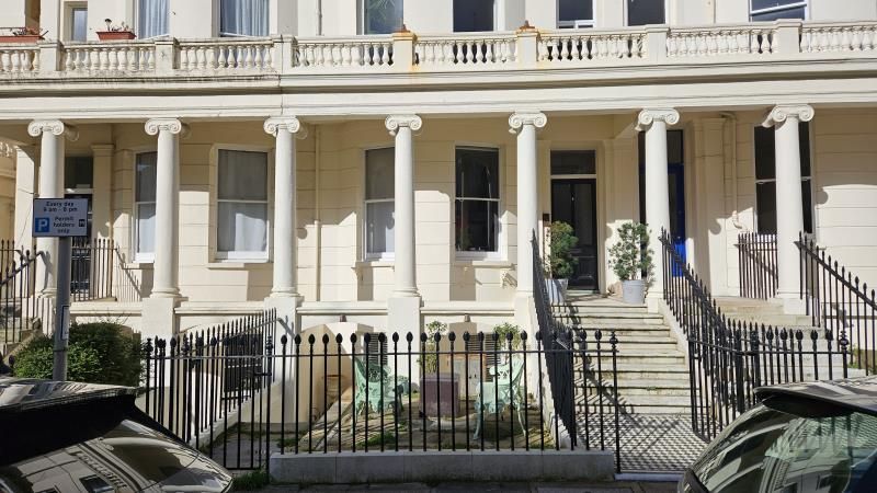 2 bed flat to rent in Lansdowne Place, Hove BN3, £2,600 pcm