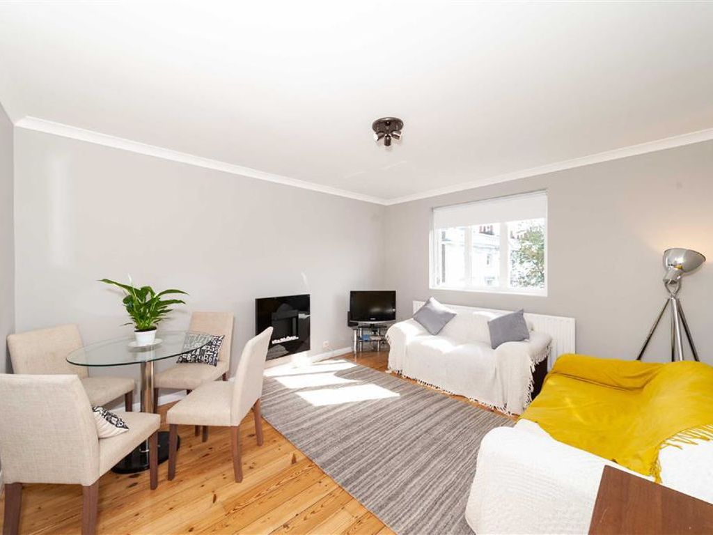 1 bed flat for sale in Grafton Square, London SW4, £490,000