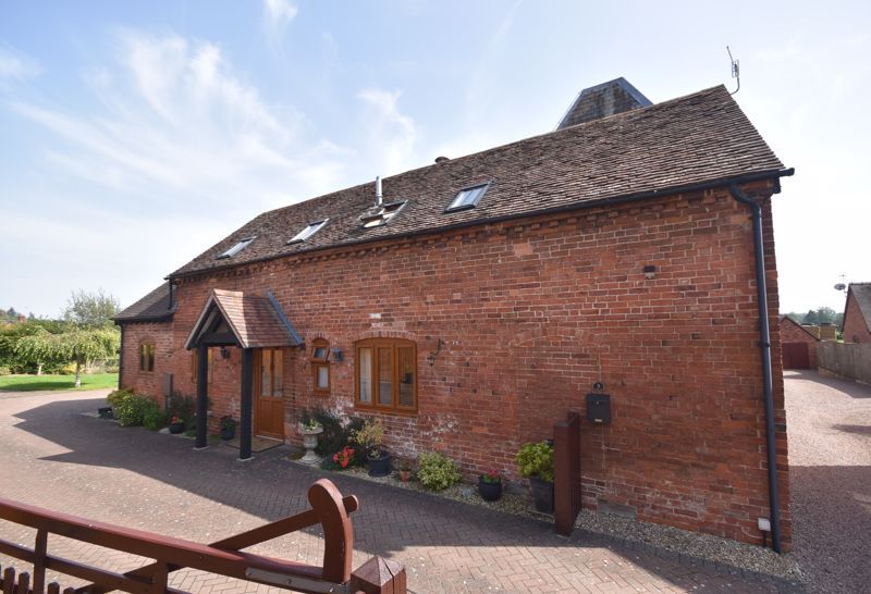 3 bed barn conversion for sale in Lineage Court, Burford, Tenbury Wells WR15, £460,000