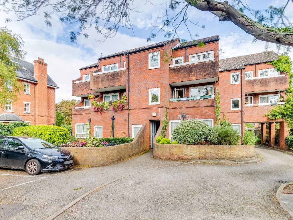 1 bed flat for sale in Sheen Road, Richmond TW10, £350,000