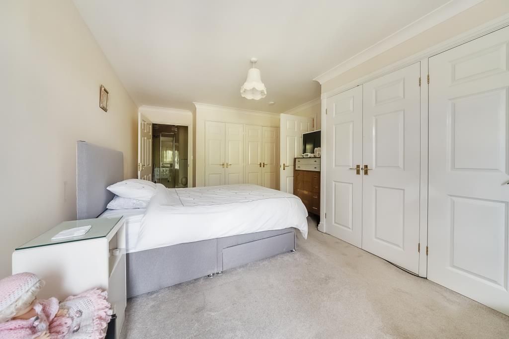 2 bed flat for sale in Sunningdale, Berkshire SL5, £370,000