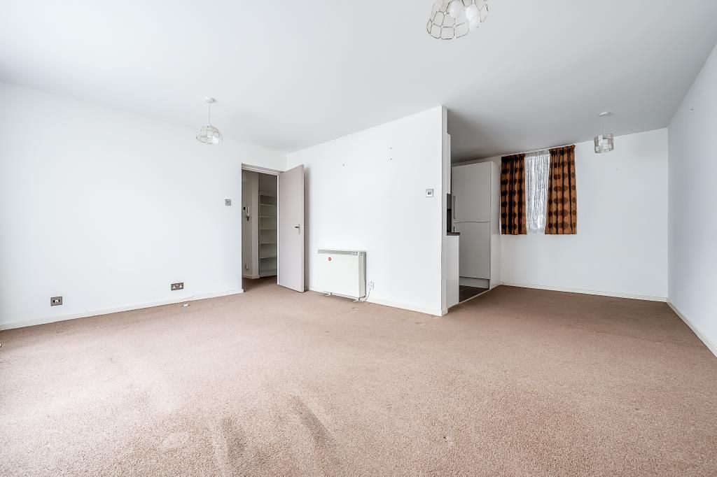 2 bed flat for sale in Nether Street, Finchley Central N3, £385,000