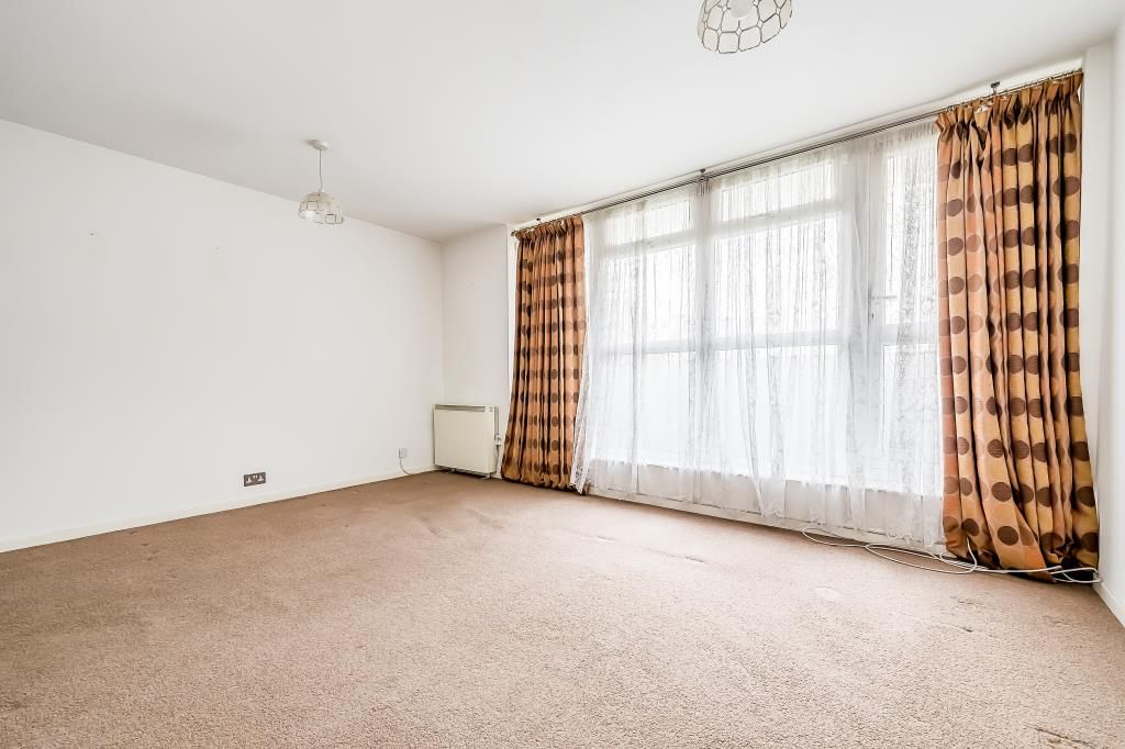 2 bed flat for sale in Nether Street, Finchley Central N3, £385,000