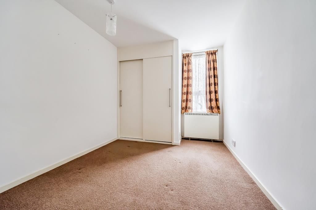 2 bed flat for sale in Nether Street, Finchley Central N3, £385,000