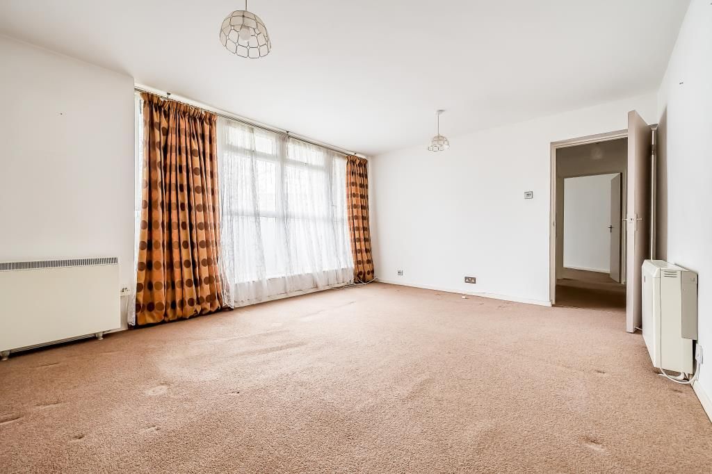 2 bed flat for sale in Nether Street, Finchley Central N3, £385,000