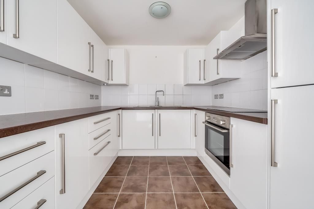 2 bed flat for sale in Nether Street, Finchley Central N3, £385,000