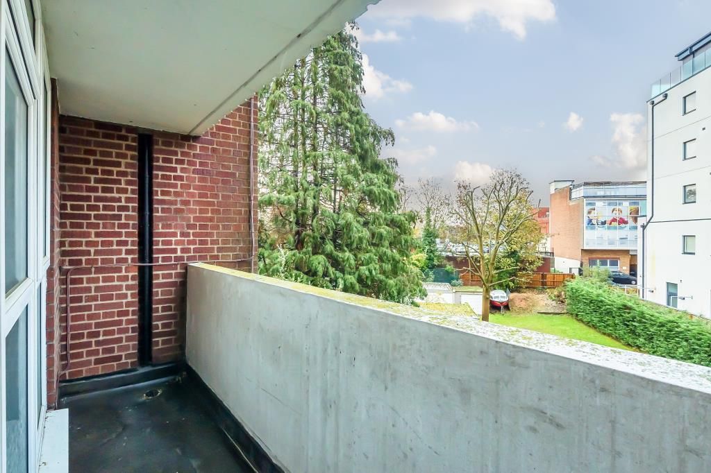 2 bed flat for sale in Nether Street, Finchley Central N3, £385,000