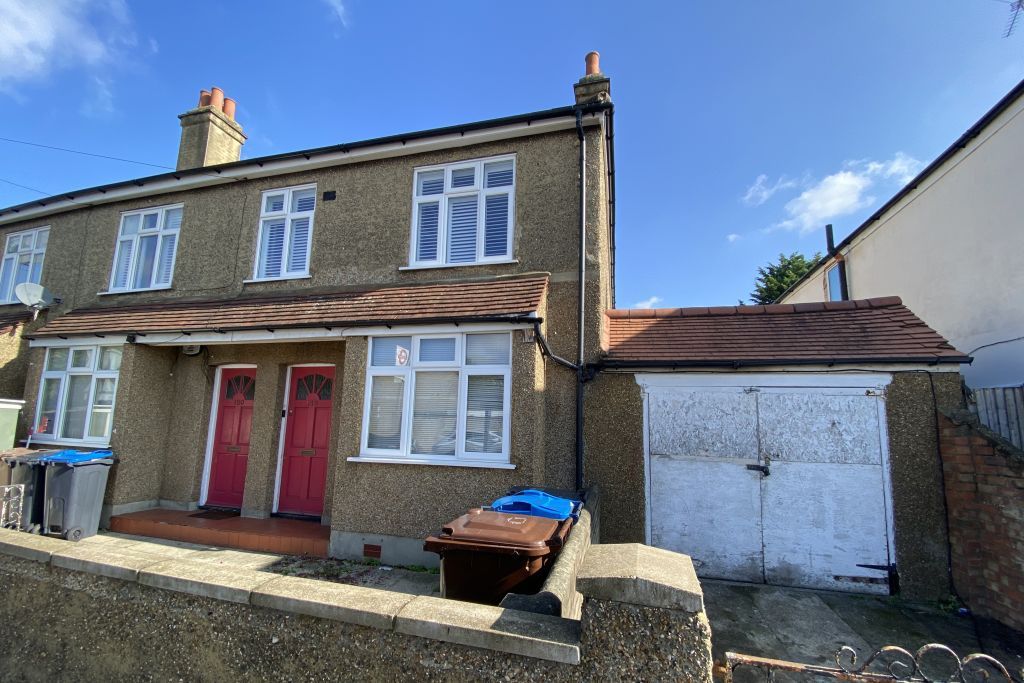3 bed maisonette for sale in Western Road, Mitcham CR4, £350,000
