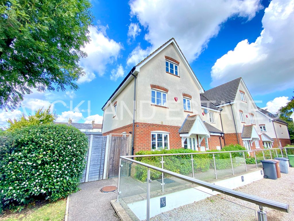 3 bed town house for sale in St. Vincents Way, Potters Bar EN6, £685,000