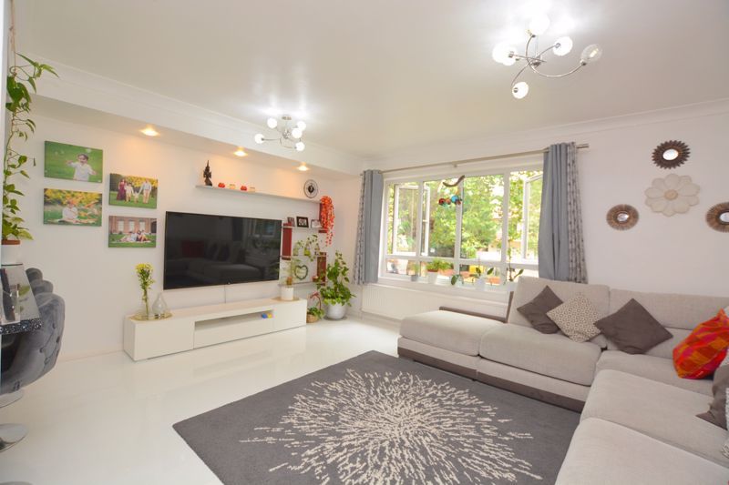 2 bed flat for sale in The Avenue, Hatch End, Pinner HA5, £465,000