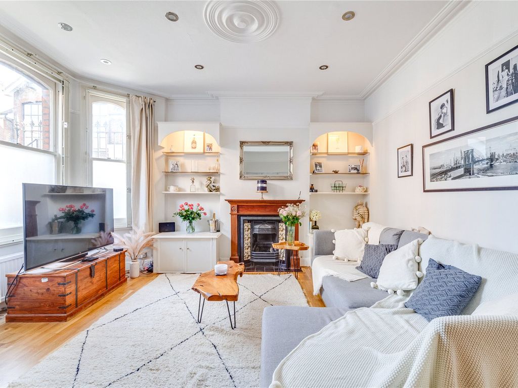 2 bed flat for sale in Crookham Road, Parsons Green SW6, £685,000