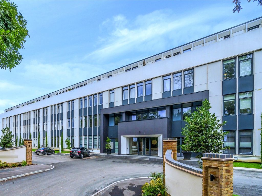 2 bed flat for sale in Littleworth Road, Esher KT10, £550,000