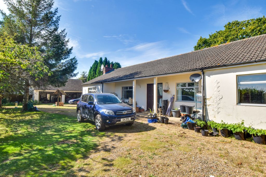 4 bed detached bungalow for sale in Canfield Road, Takeley, Bishop's Stortford CM22, £895,000