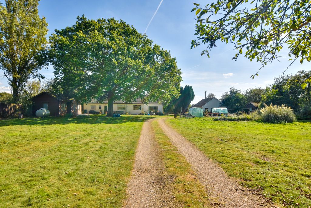 4 bed detached bungalow for sale in Canfield Road, Takeley, Bishop's Stortford CM22, £895,000