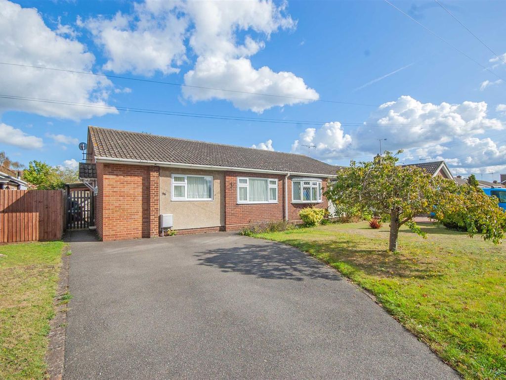 2 bed bungalow for sale in Plantation Road, Boreham, Chelmsford CM3, £440,000