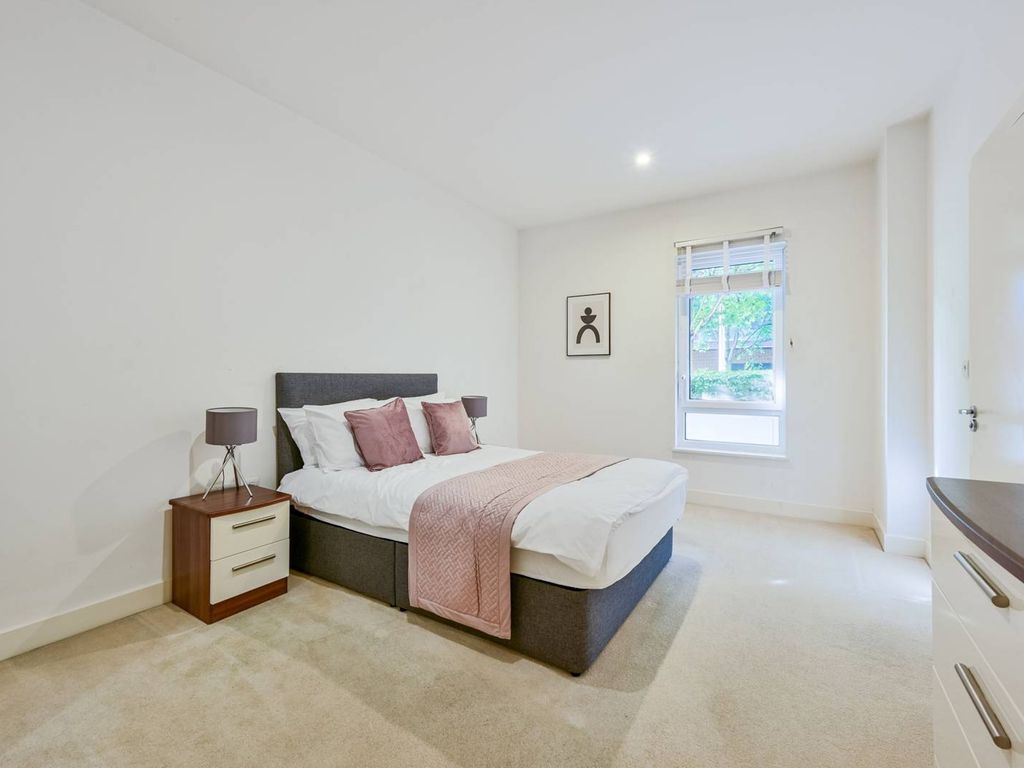 2 bed flat for sale in Meadowside, Kidbrooke, London SE9, £425,000