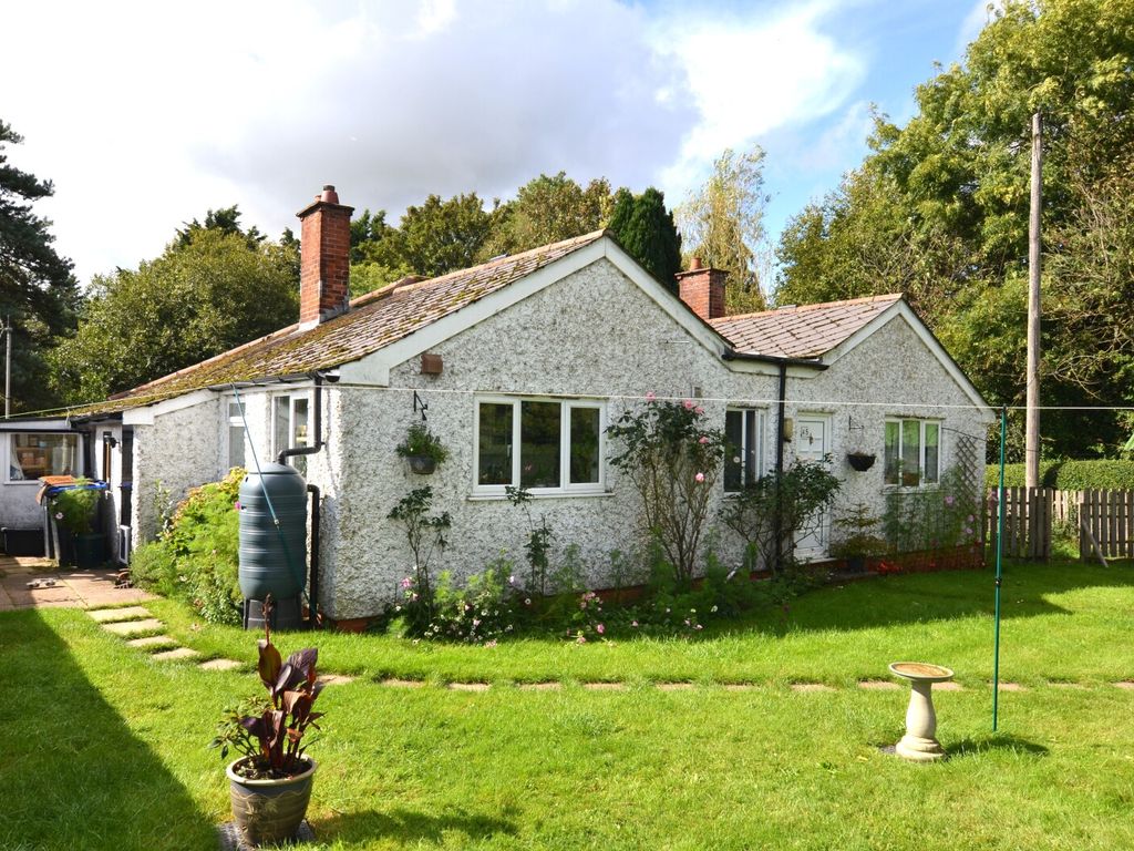 4 bed bungalow for sale in Moot Lane, Downton, Salisbury, Wiltshire SP5, £580,000