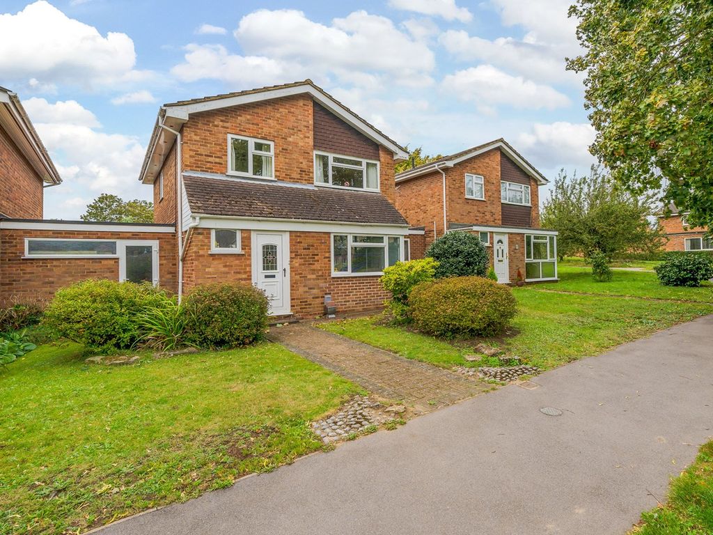 3 bed link-detached house for sale in Bluebell Close, Flitwick MK45, £375,000