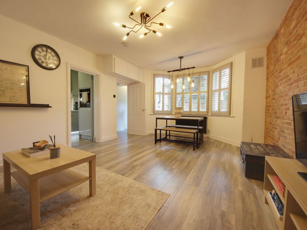 1 bed flat for sale in Eaton Rise, London W5, £400,000