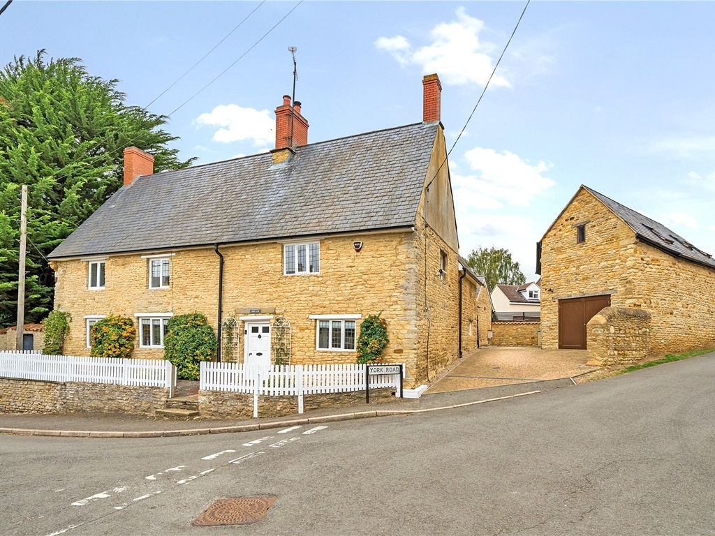 5 bed detached house for sale in Duck End, Wollaston, Northamptonshire NN29, £925,000