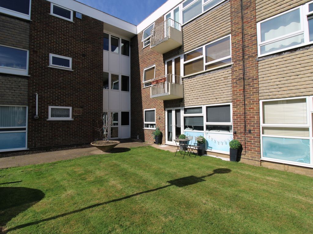 1 bed flat to rent in Hutton Road, Brentwood CM15, £925 pcm