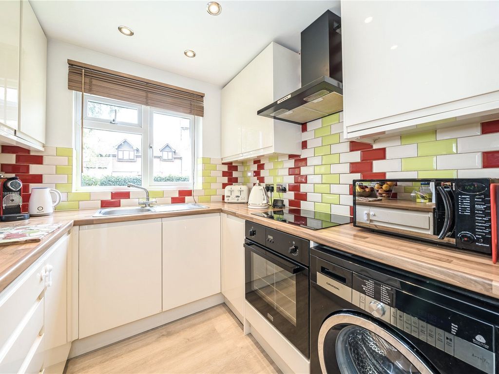 2 bed flat for sale in Sterling Gardens, New Cross SE14, £350,000