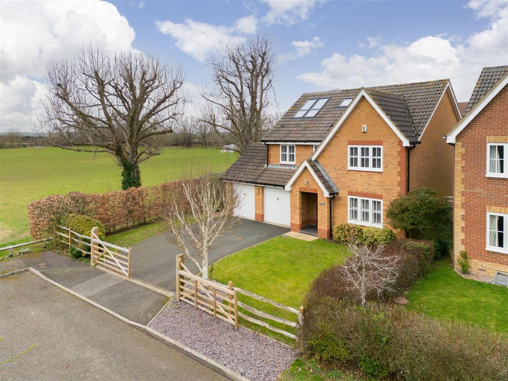5 bed detached house for sale in Creslow Way, Stone, Aylesbury HP17, £735,000