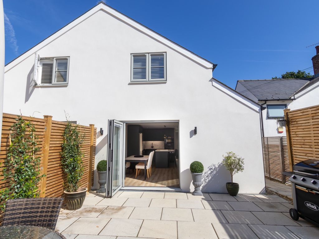 2 bed cottage for sale in Kings Road, Farncombe GU7, £465,000