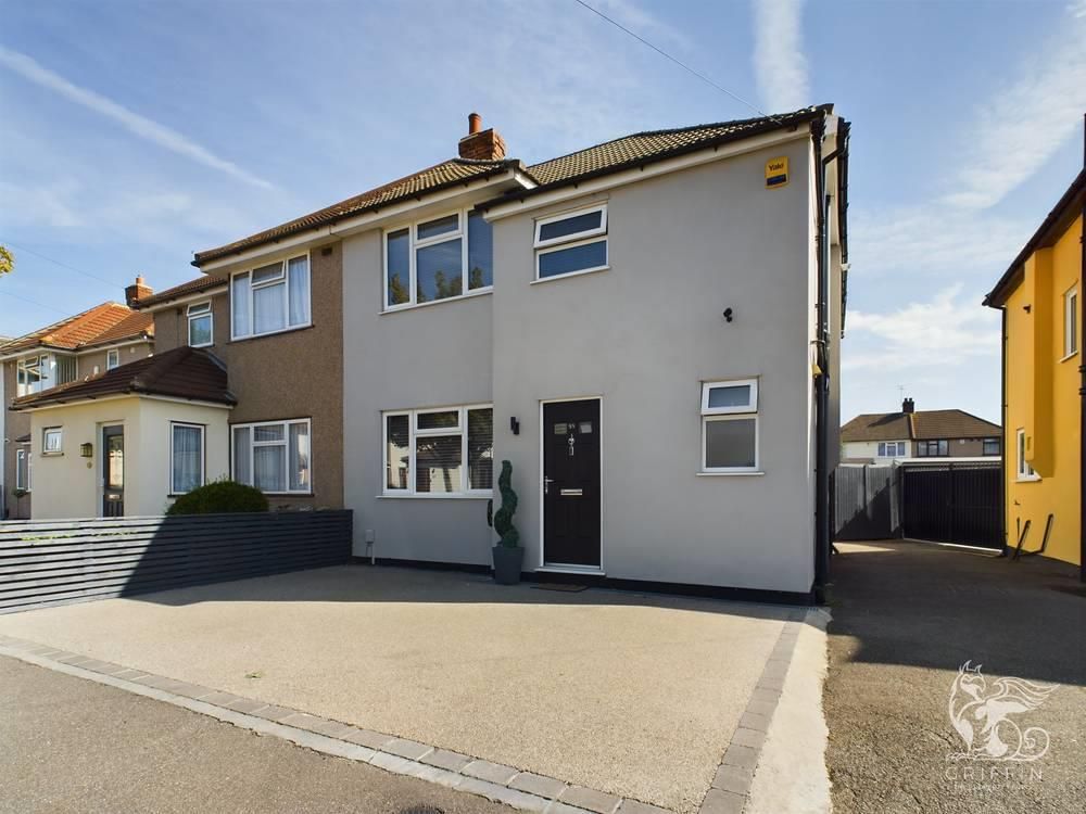 4 bed property for sale in Calbourne Avenue, Hornchurch RM12, £600,000