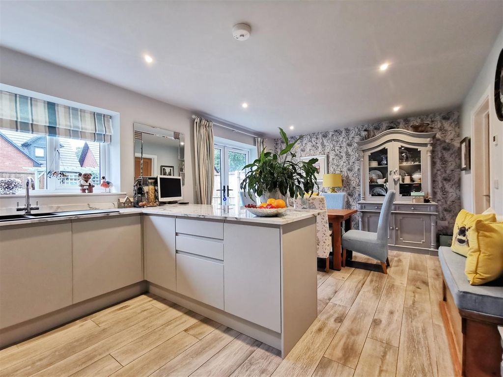 3 bed detached house for sale in Beech Lane, Stretton, Burton-On-Trent DE13, £290,000