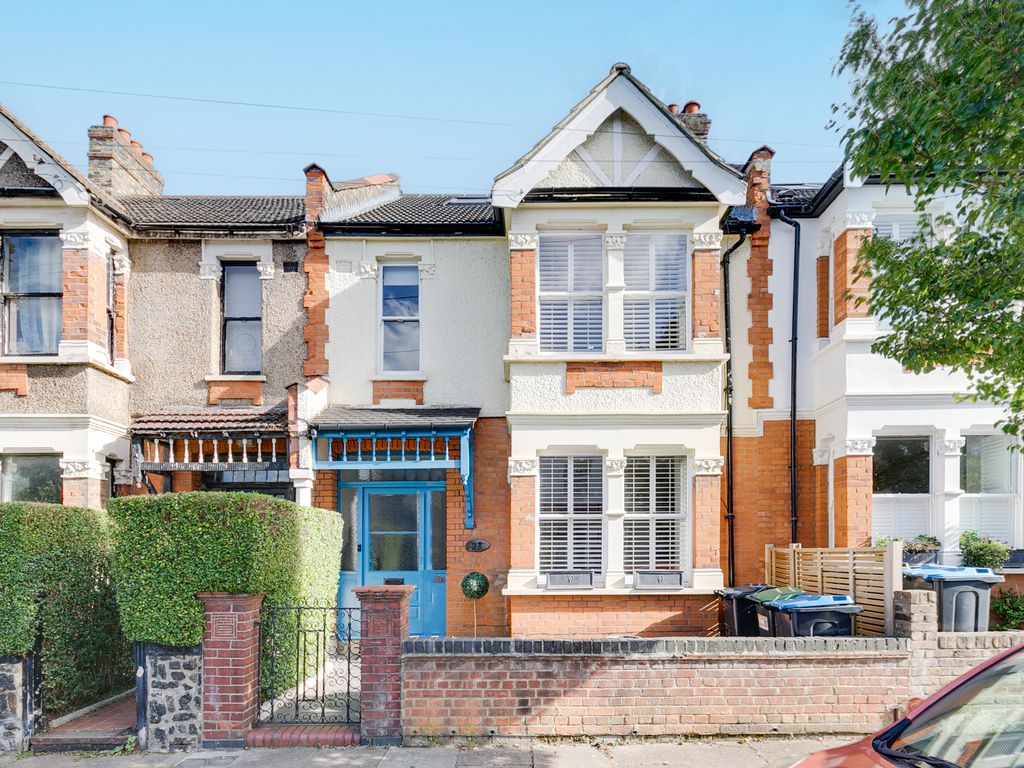 5 bed terraced house for sale in Highworth Road, London N11, £865,000
