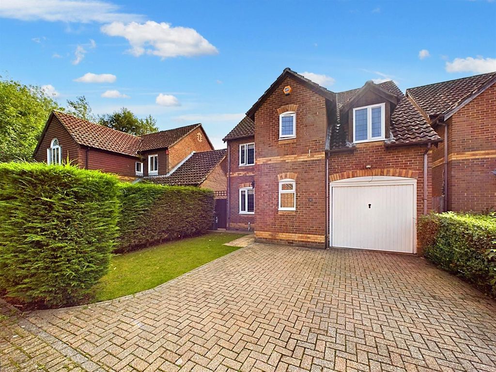 3 bed detached house for sale in Garrett Close, Maidenbower, Crawley RH10, £535,000
