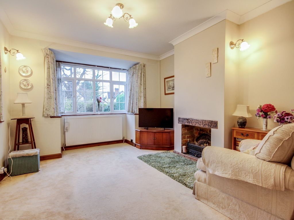 3 bed detached bungalow for sale in Barkham Road, Wokingham RG41, £600,000