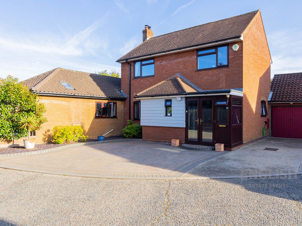 3 bed detached house for sale in Morella Close, Great Bentley CO7, £400,000