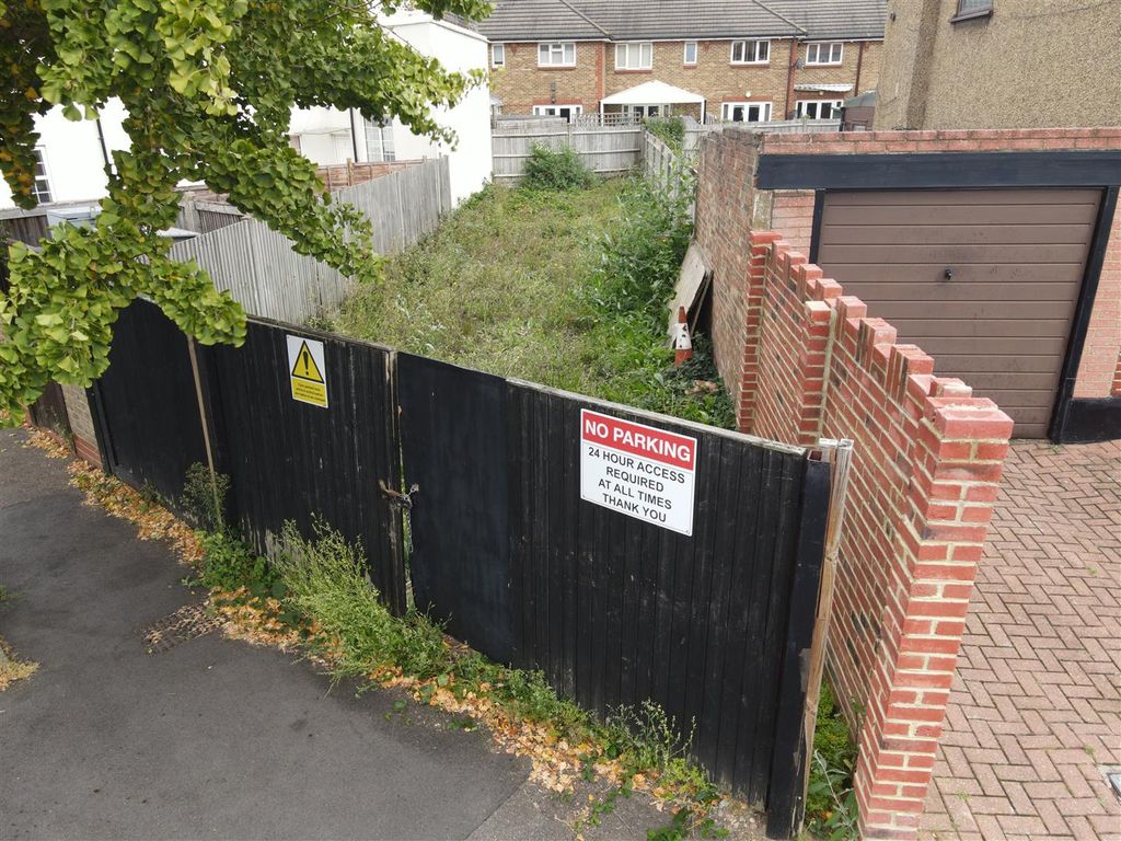 Land to let in Wandle Road, Wallington SM6, £9,000 pa