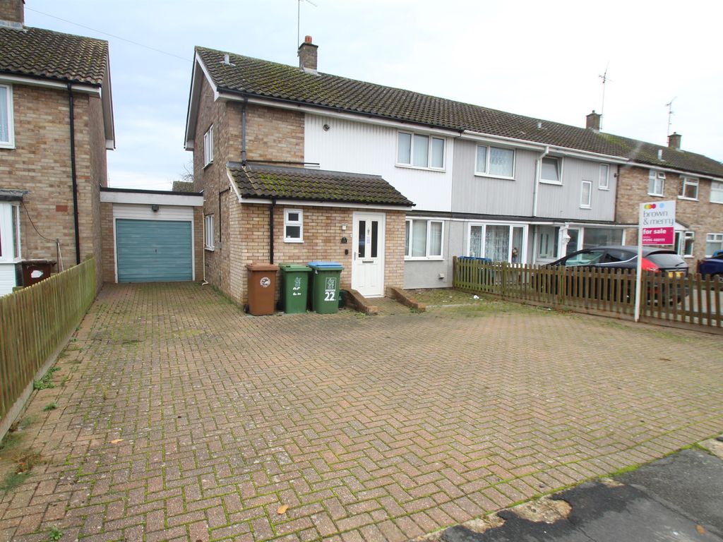 3 bed end terrace house for sale in Elmhurst Road, Aylesbury HP20, £390,000