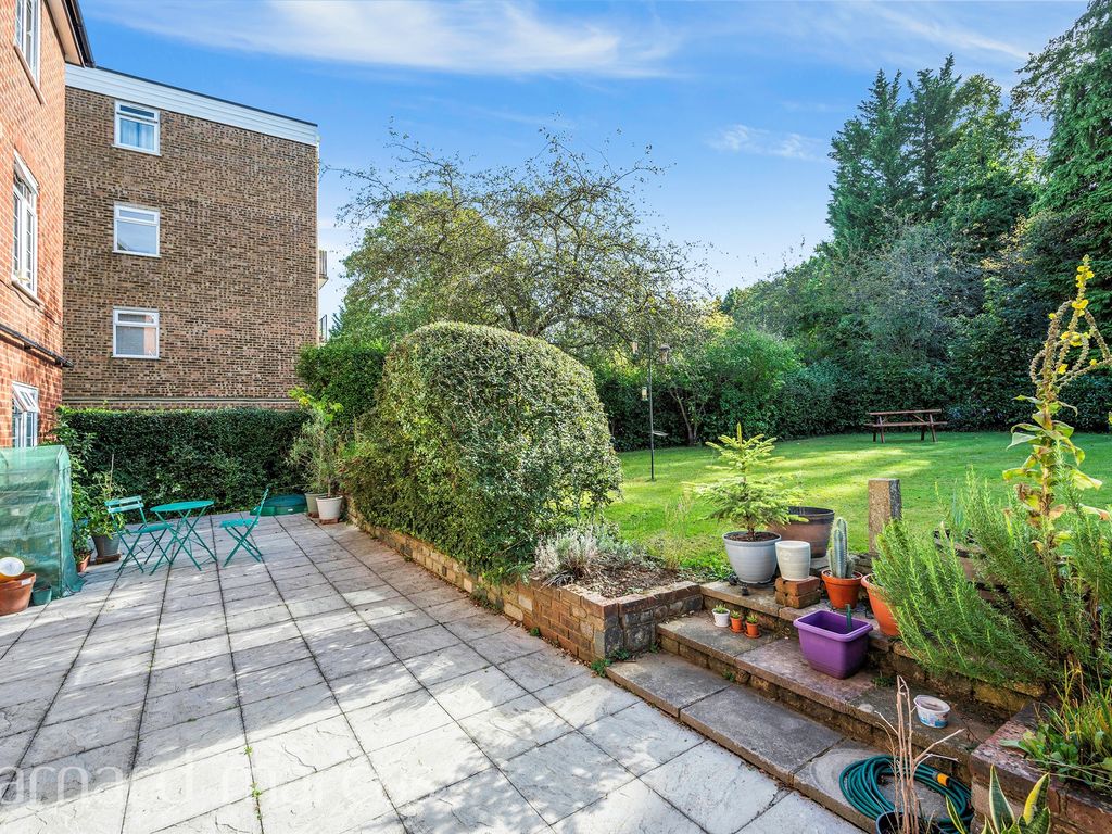 2 bed flat for sale in Lovelace Road, Surbiton KT6, £465,000