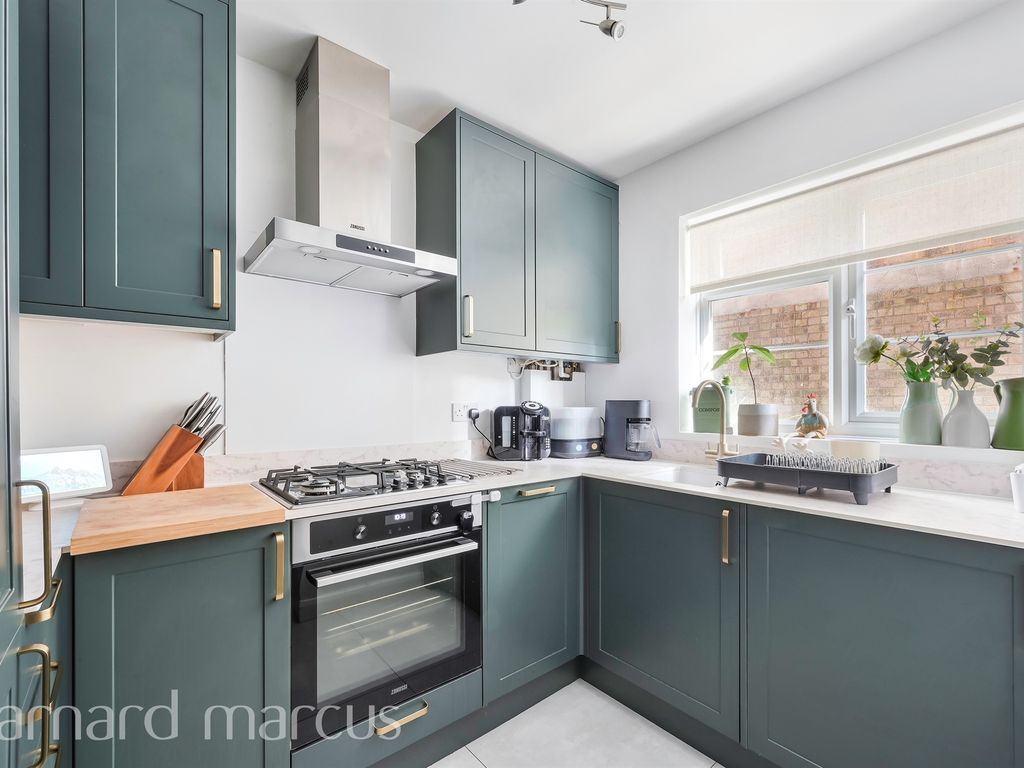 2 bed flat for sale in Lovelace Road, Surbiton KT6, £465,000