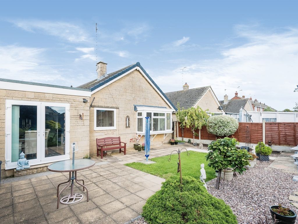 3 bed detached bungalow for sale in Greenway Close, Swindon SN3, £360,000