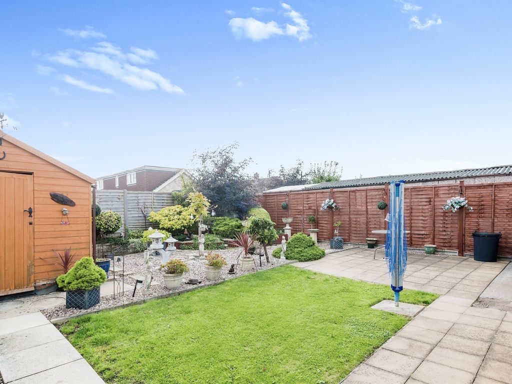 3 bed detached bungalow for sale in Greenway Close, Swindon SN3, £360,000