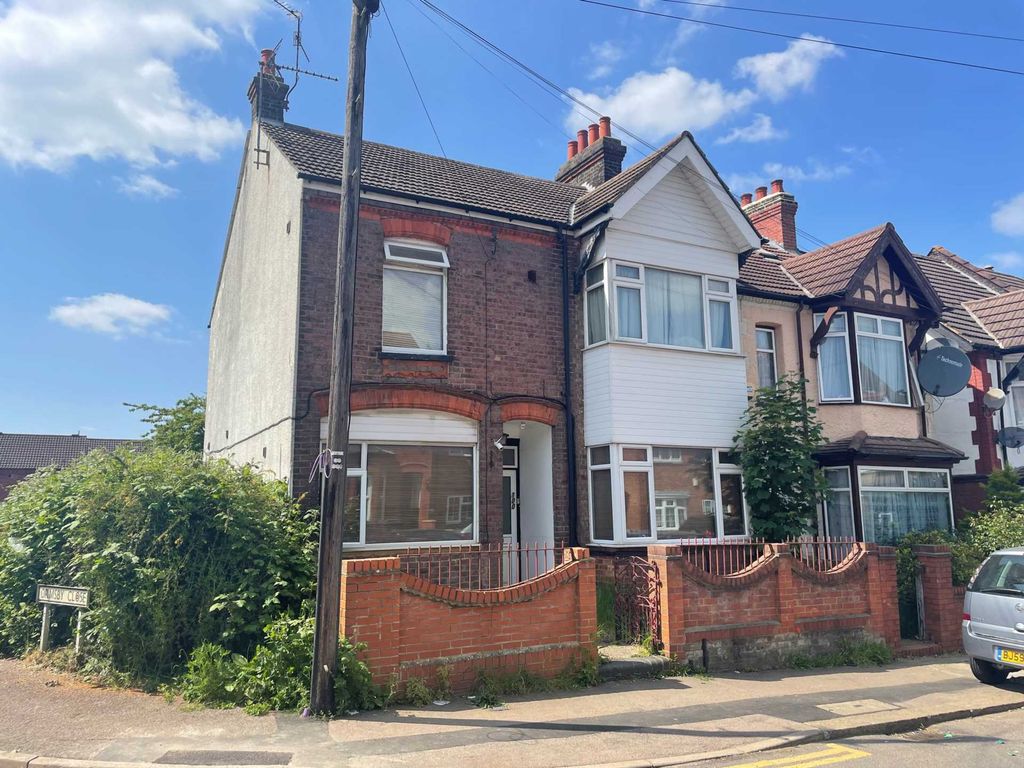 6 bed property for sale in Tennyson Road, Luton LU1, £380,000