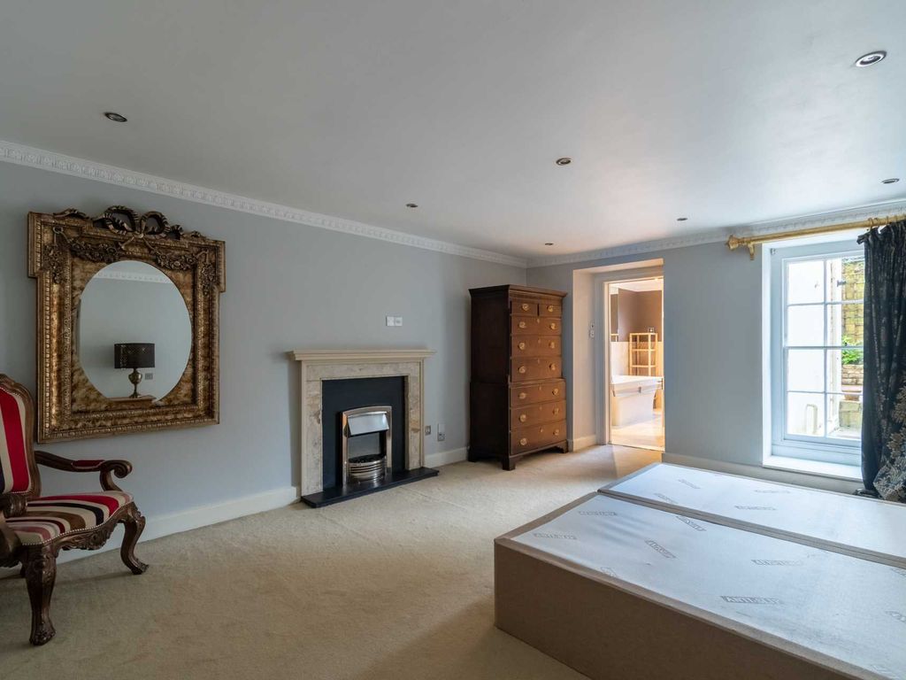3 bed maisonette to rent in Great Pulteney Street, Bath BA2, £3,950 pcm
