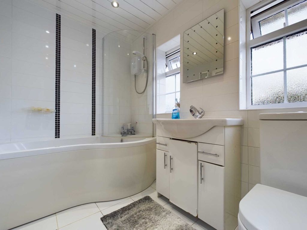 3 bed property for sale in Shepherds Green, Chaulden HP1, £425,000