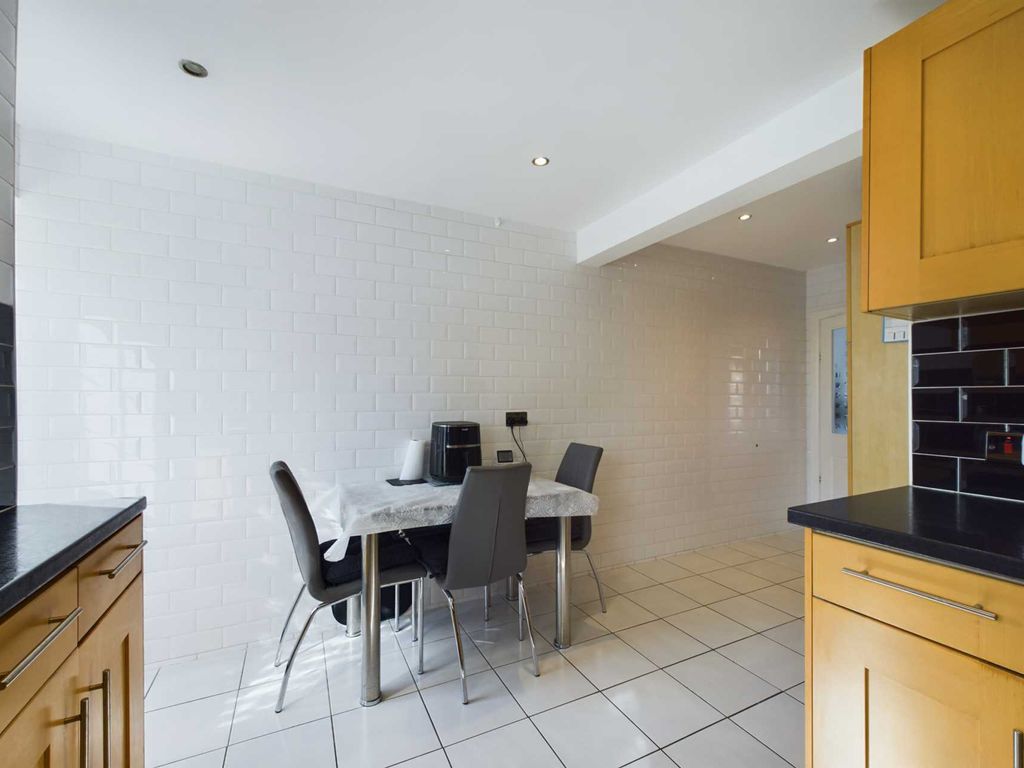3 bed property for sale in Shepherds Green, Chaulden HP1, £425,000