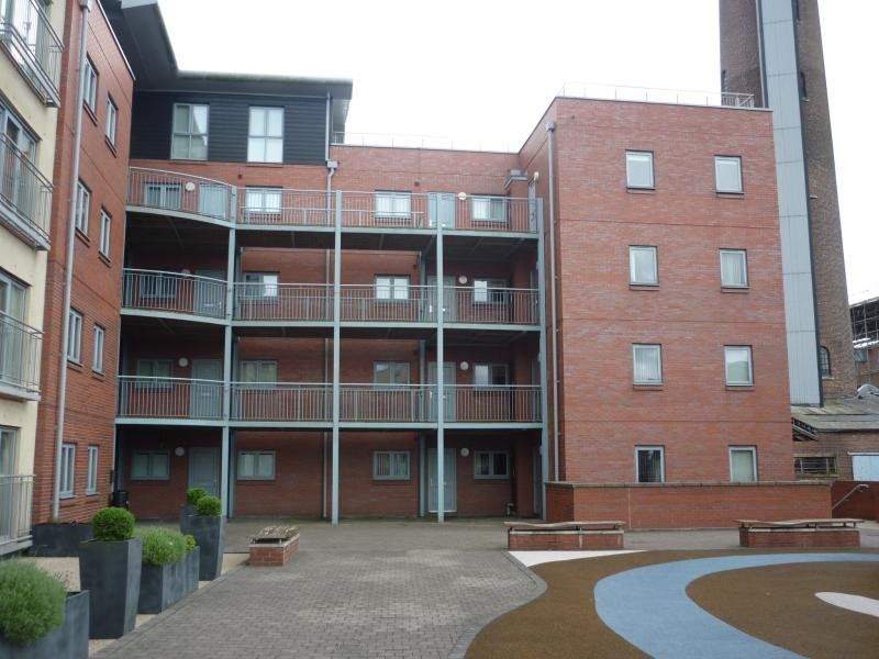 2 bed flat for sale in Queens Road, Chester, Cheshire CH1, £205,000