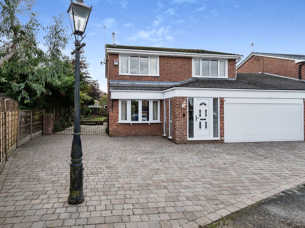 4 bed detached house for sale in Blandford Close, Bury BL8, £350,000