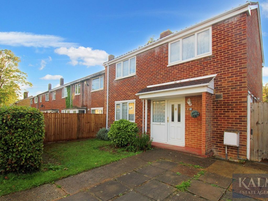 4 bed end terrace house for sale in Nodes Drive, Stevenage SG2, £400,000